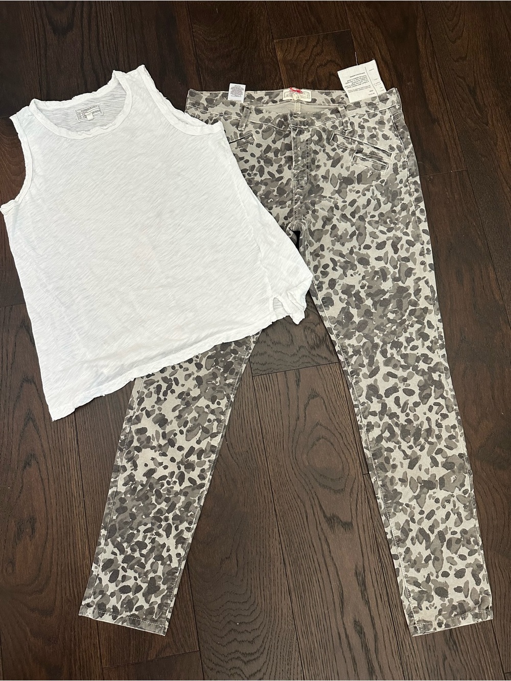 Current/Elliott Gray Leopard Print Skinny Jeans and Tee